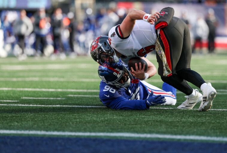 baker-mayfield-scoops-up-fumble-near-the-goal-line-that-nobody-on-the-giants-noticed