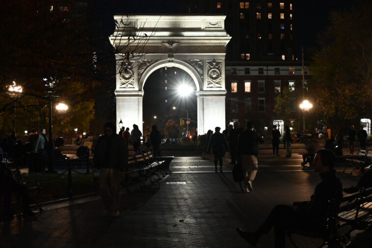 bicyclist-stabs-pedestrian,-pedals-away-after-argument-on-nyc-crosswalk-outside-washington-square-park:-sources