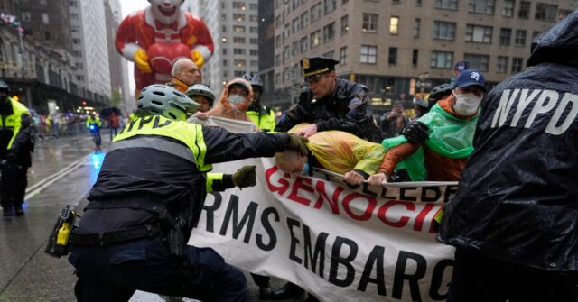 watch:-pro-palestinian-protesters-disrupt-macy’s-thanksgiving-parade