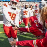 chiefs-lineman-tershawn-wharton-catches-young-fan-after-falling-over-barrier-at-panthers’-stadium