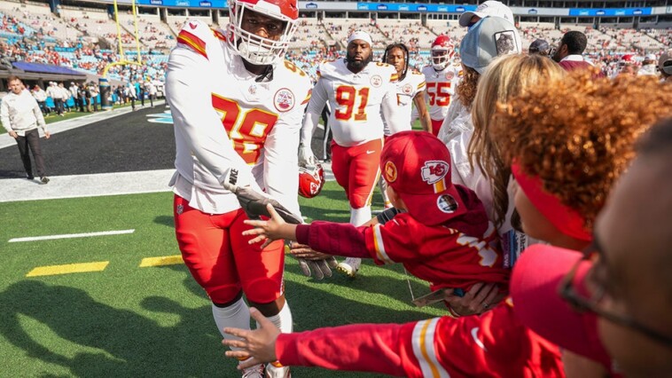 chiefs-lineman-tershawn-wharton-catches-young-fan-after-falling-over-barrier-at-panthers’-stadium