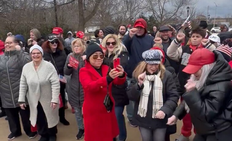 impromptu-‘trump-dance’-flash-mob-breaks-out-in-staten-island-(video)