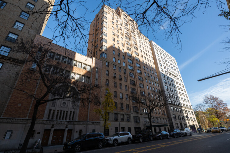 nyc-dog-captured-walking-narrow-ledge-on-building’s-15th-floor:-‘very-disturbing’