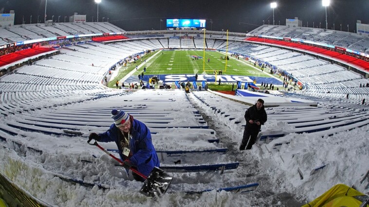 nfl-fans-help-clear-snow-from-bills’-stadium-ahead-of-game-vs-49ers:-‘ready-for-football’