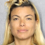 neighbors-swarm-fla.-woman-after-she-allegedly-grabs-tot,-3,-from-backyard:-cops