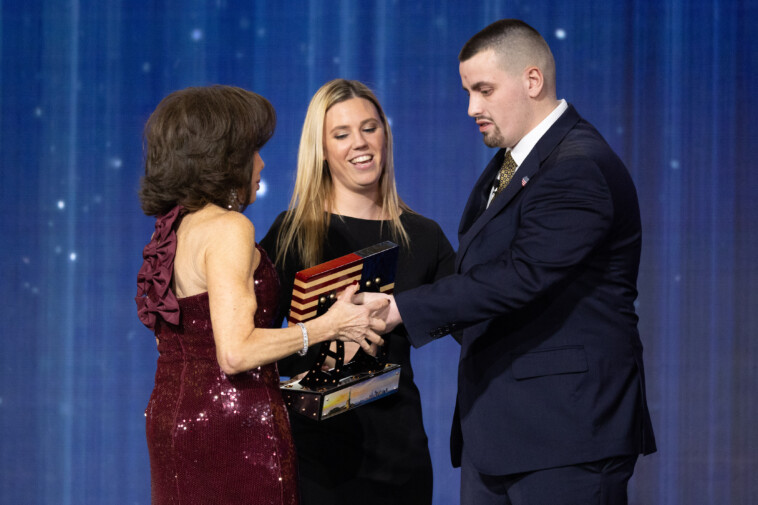 nypd-widow-stephanie-diller-receives-‘stephen-siller-back-the-blue’-honor-at-fox-nation’s-patriot-awards