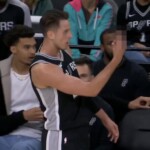 spurs’-zach-collins-flips-off-referee-after-being-ejected-in-wild-moment