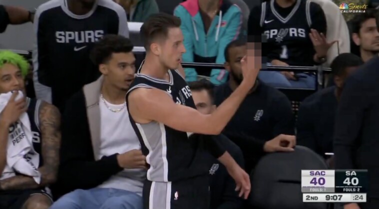 spurs’-zach-collins-flips-off-referee-after-being-ejected-in-wild-moment