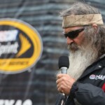 heartbreaking:-duck-dynasty’s-phil-robertson-needs-our-prayers-after-horrible-health-announcement