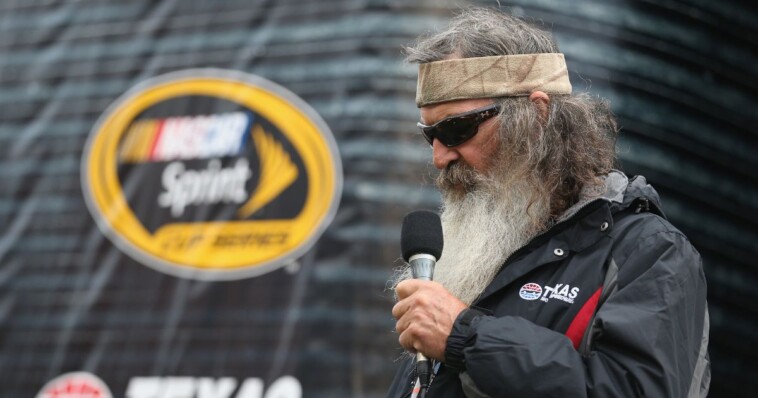 heartbreaking:-duck-dynasty’s-phil-robertson-needs-our-prayers-after-horrible-health-announcement