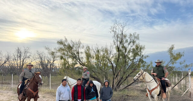 new-texas-dps-mounted-border-team-tracks-down-migrant-got-aways-on-ranches