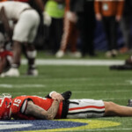 georgia’s-carson-beck-knocked-out-of-sec-championship-after-hit-at-the-end-of-the-first-half