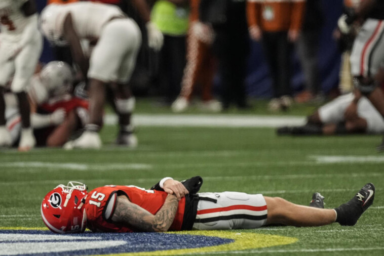 georgia’s-carson-beck-knocked-out-of-sec-championship-after-big-hit-vs.-texas,-returns-for-dramatic-winning-play