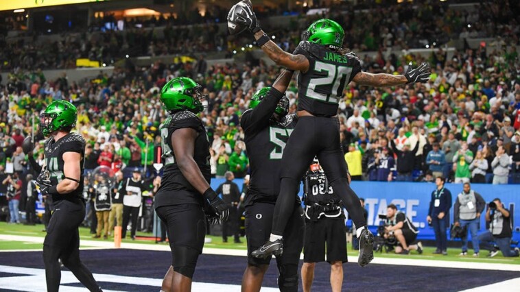 no.-1-oregon-staves-off-valiant-penn-state-effort-to-win-big-ten-title