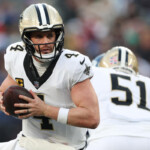 saints-qb-derek-carr-leaves-win-over-giants-early-with-wrist,-arm-injury-after-awkward-fall