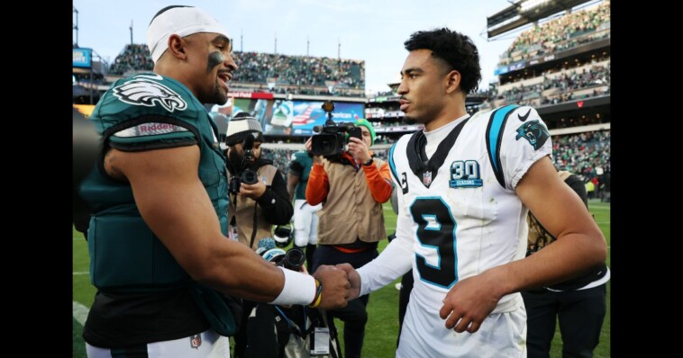 nfl-qb-pauses-to-pray-for-injured-opponent-in-the-fourth-quarter-of-a-close-game