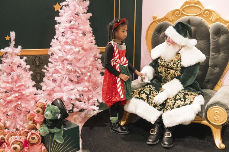 bloomingdales’-green-santa-has-parents-seeing-red-and-kids-‘crying’