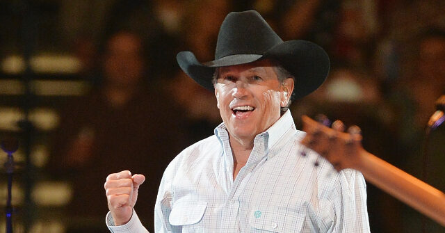 watch:-country-music-star-george-strait-performs-‘trump-dance’-during-las-vegas-concert