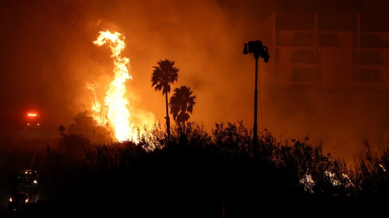 pepperdine-students-shelter-in-library,-campus-center-as-malibu-fire-forces-evacuations