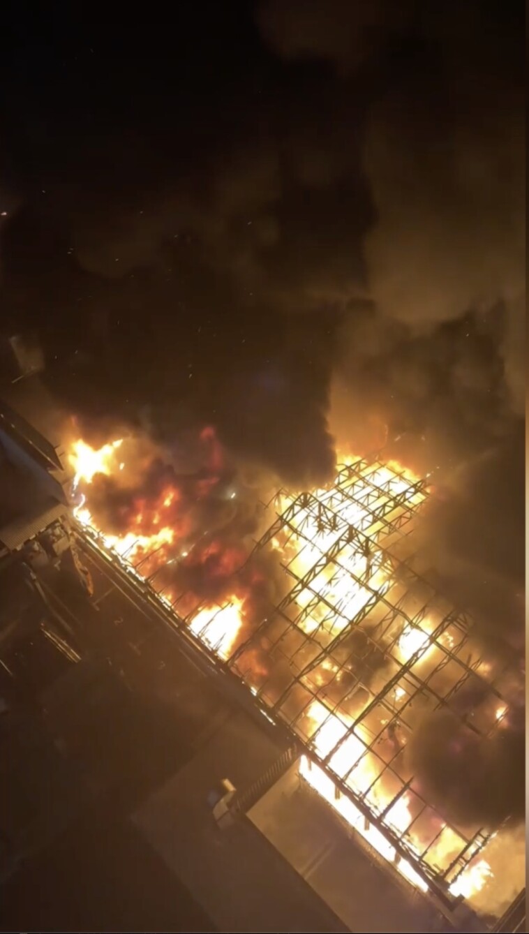 massive-fire-rips-through-outdoor-dining-area-behind-nyc-hotel:-fdny