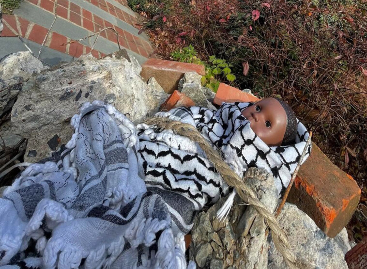 baby-jesus-in-a-keffiyeh-is-a-nativity-trend-at-churches-around-the-world-—-and-people-are-upset