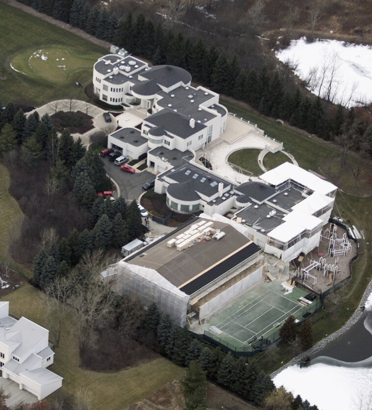 michael-jordan-finally-sells-$14.8-million-mansion-after-more-than-a-decade-on-the-market-—-but-at-a-steep-discount