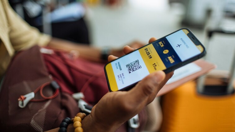 flight-passenger-warns-travelers-to-‘always-screenshot-your-boarding-pass’:-here’s-why