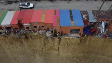 bolivia’s-gravity-defying-‘suicide-homes’-have-residents-living-on-the-edge-—-literally