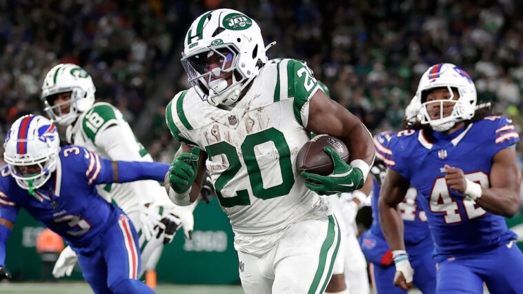 jets-expect-rb-hall-(knee)-back-against-jaguars