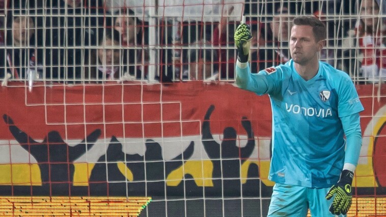 bundesliga-teams-protest-after-gk-hit-by-object