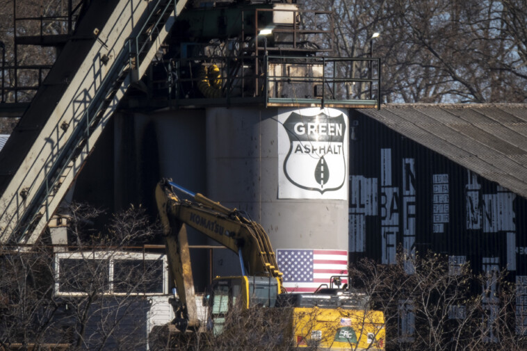 trendy-nyc-neighborhood-invaded-by-‘greenpoint-stink’-—-and-locals-have-savage-take-on-promise-it’ll-soon-smell-better:-‘biggest-bulls–t’