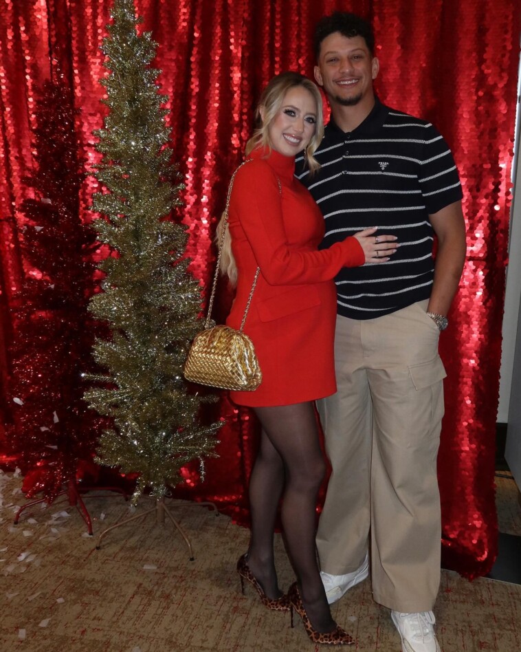 patrick-mahomes-and-wife-brittany-put-on-‘very-merry’-display-in-new-holiday-photos