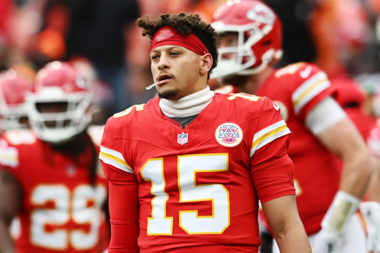 chiefs-qb-patrick-mahomes-replaced-by-carson-wentz-after-ankle-injury-in-win-over-browns