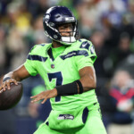 seahawks-qb-geno-smith-leaves-game-vs.-packers-with-knee-injury