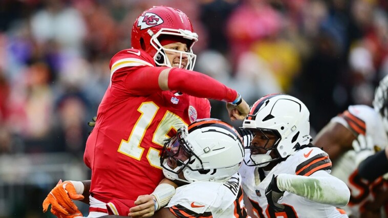 ex-nfl-star-suggests-chiefs-bench-patrick-mahomes-for-playoffs-after-ankle-injury