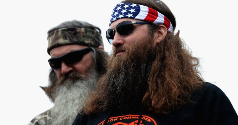 willie-robertson-gives-update-on-his-father’s-health,-says-phil-is-‘battling-a-lot-of-different-things-right-now’