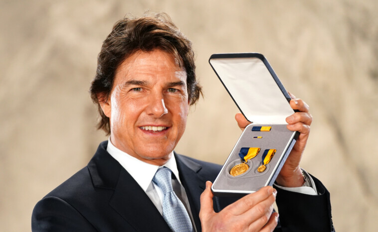 tom-cruise-awarded-top-us.-navy-civilian-award-for-‘top-gun,’-other-military-films