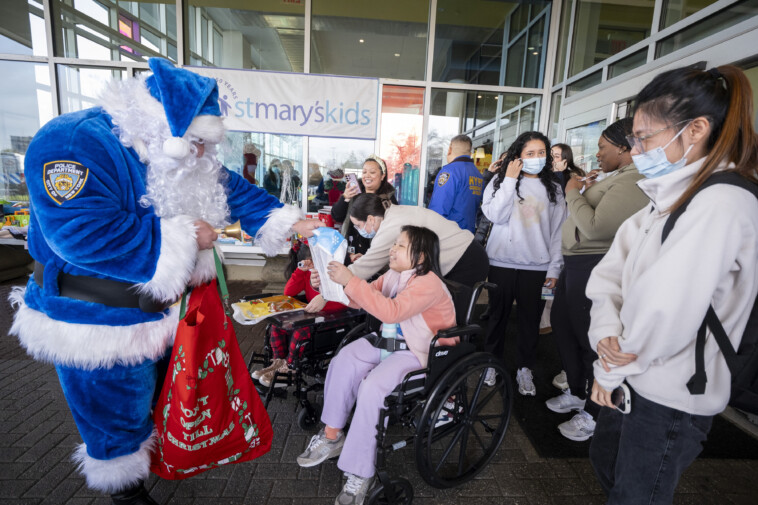 nypd-spreads-holiday-cheer-during-annual-visit-to-st.-mary’s-hospital-for-children:-‘today-was-so-fun!’