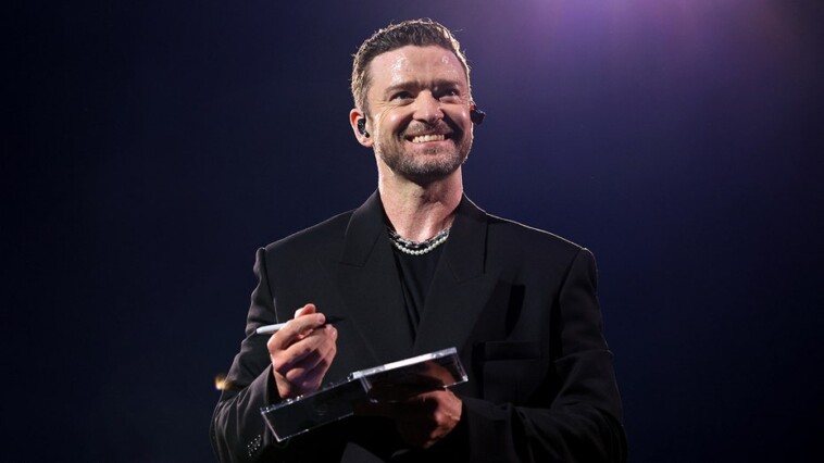 justin-timberlake-suffers-mortifying-wardrobe-malfunction-at-nashville-concert