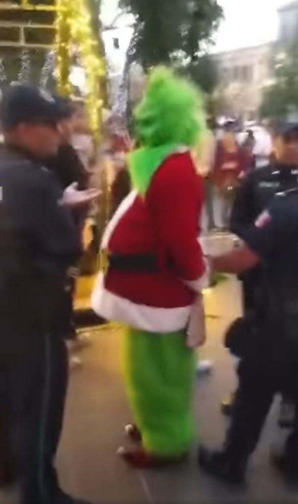 santa-claus-and-grinch-street-performers-arrested-after-fighting-over-tips:-‘is-christmas-canceled?’