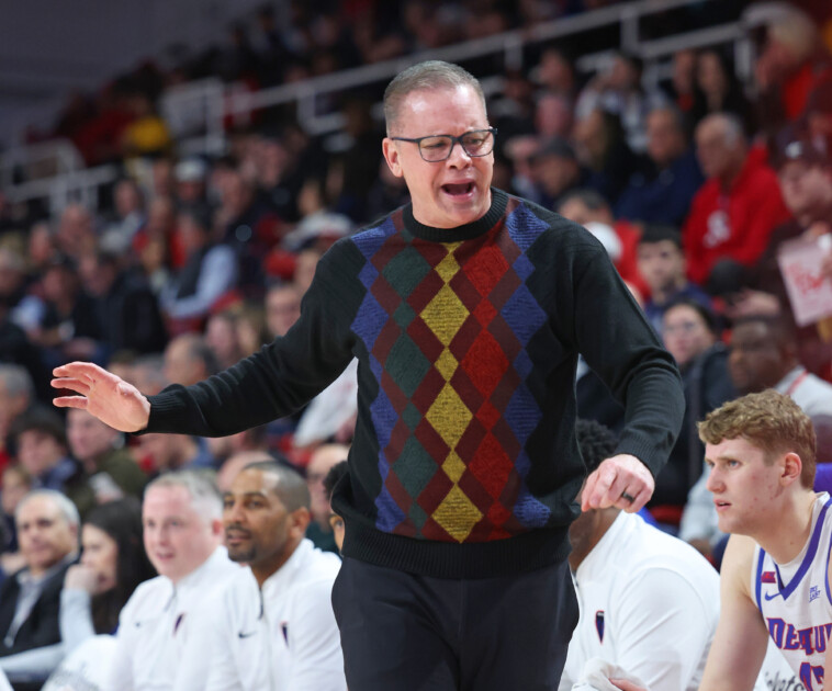 depaul-coach-chris-holtmann-pays-homage-to-late-lou-carnesecca-with-colorful-sweater