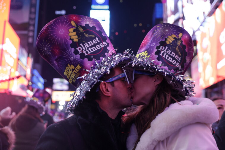 new-york-is-second-most-superstitious-state-about-new-year’s-eve-—-and-blush-inducing-survey-finds-smooches-are-top-ritual