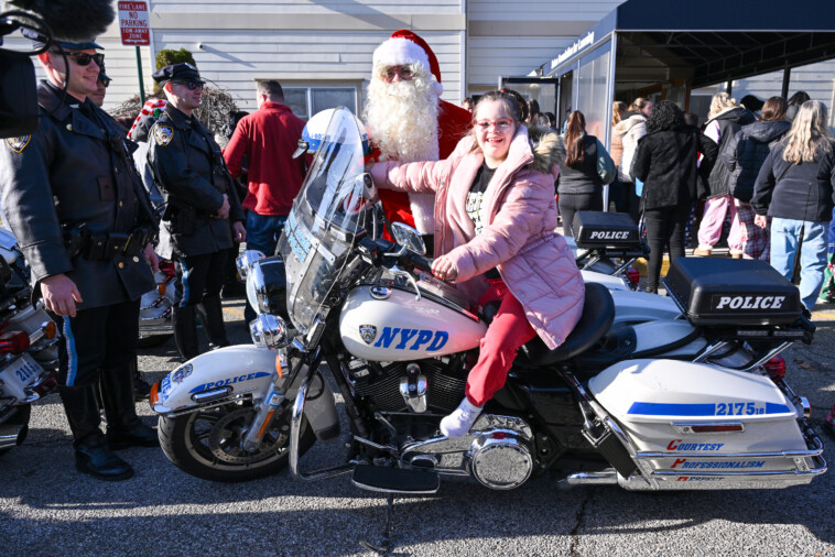 special-needs-kids-get-visit-from-santa,-nypd-highway-patrol-at-annual-‘santa-sleigh-ride’