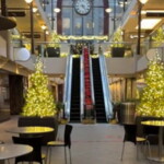 san-francisco’s-crime-problem-has-turned-a-shopping-mall-beautifully-decorated-for-christmas-into-a-ghost-town-(video)