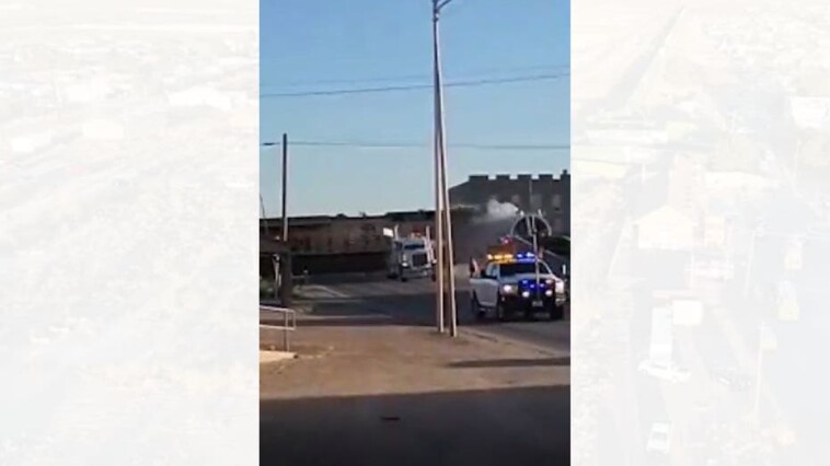 texas-train-derails-after-hitting-tractor-trailer,-barrels-into-city-building:-video