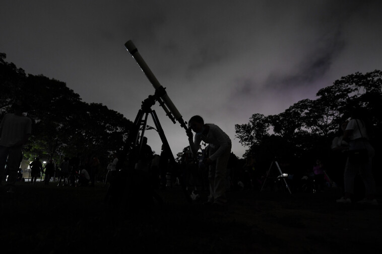 the-last-meteor-shower-of-the-year-peaks-a-few-days-before-christmas