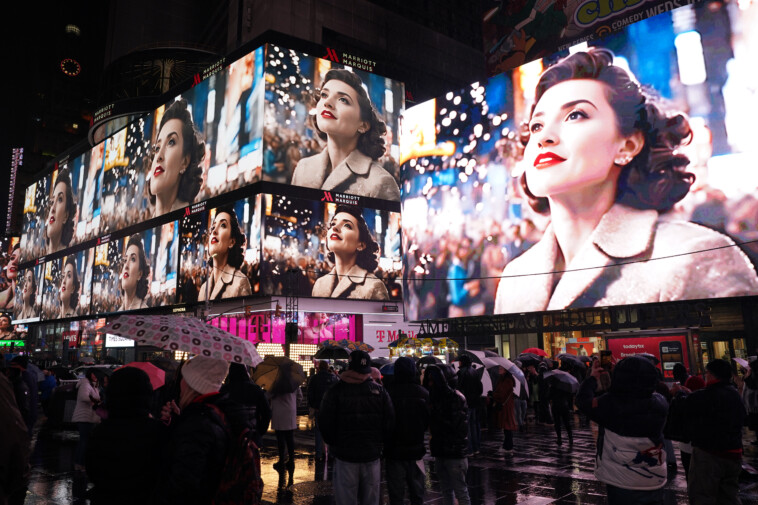 times-square’s-decade-old-‘midnight-moment’-is-having-a-social-media-moment:-‘it’s-just-magical’