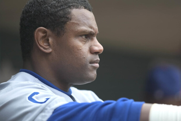 cubs-publicly-reuniting-with-slugger-sammy-sosa-at-fan-convention-after-he-released-apology-statement