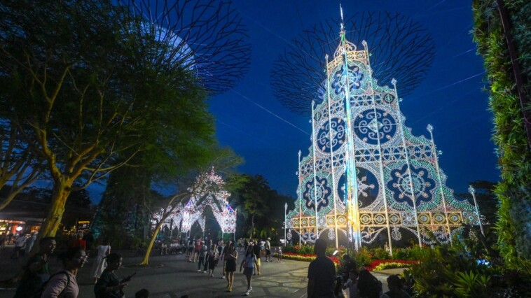 italian-artisans-make-around-100k-bulbs-for-the-signature-light-display-at-singapore’s-christmas-wonderland