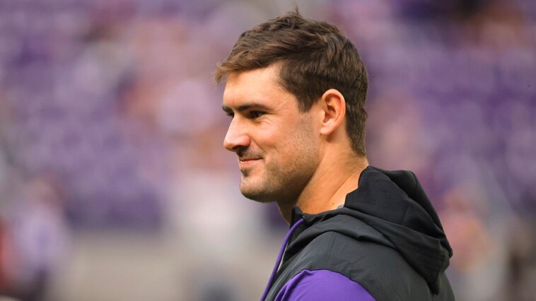 vikings’-daniel-jones-gives-former-giants-teammates-christmas-gifts-despite-being-released:-report